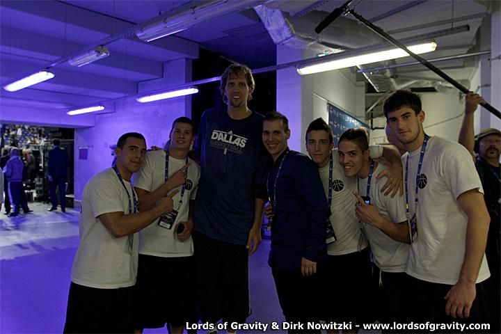 A Mavs német sztárja, Dirk Nowitzki is beállt egy közös képre a magyar csapattal