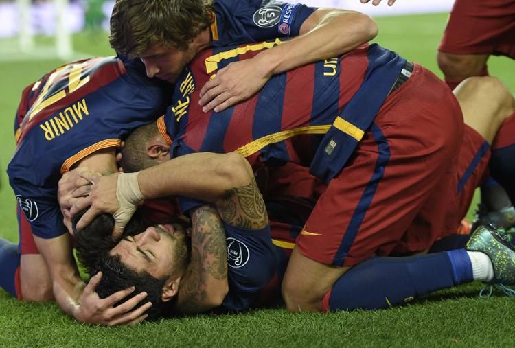 Suárez (alul) megmentette a Barcelonát (Fotók: AFP)