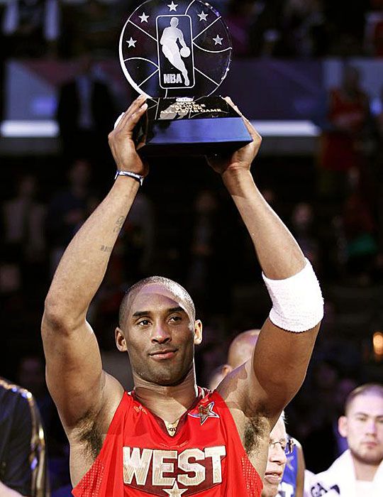 Kobe Bryant az All-Star gála legértékesebb játékosának járó díjjal (Fotó: Action Images)