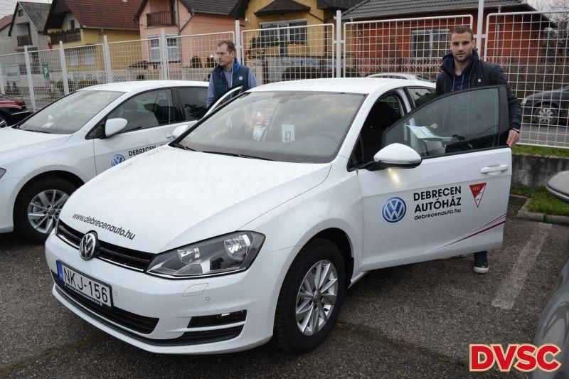 A debreceni labdarúgók megkapták új autóikat (Fotó: dvsc.hu)