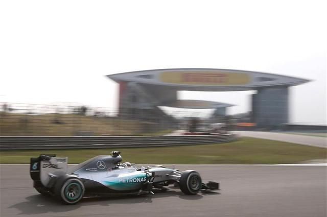 Lewis Hamilton pénteken uralta a sanghaji pályát, szombaton is erre készül
