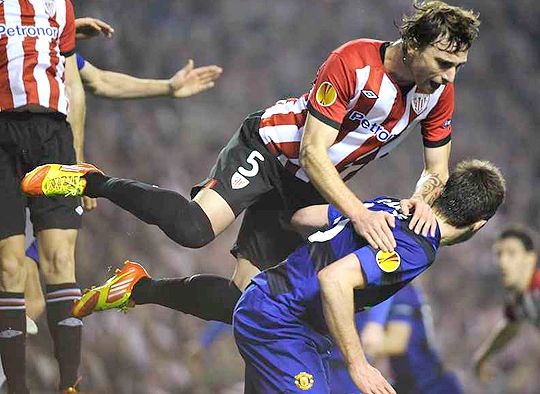 Fernando Amorebieta angol ellenfelén, az Athletic Bilbao a Manchester Uniteden jutott át (Fotó: Reuters)