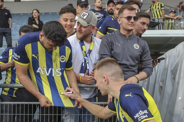 Attila Szalai, a defender of the Hungarian national team and Fenerbahçe, also took his time for the fans after the winning match against Vidi