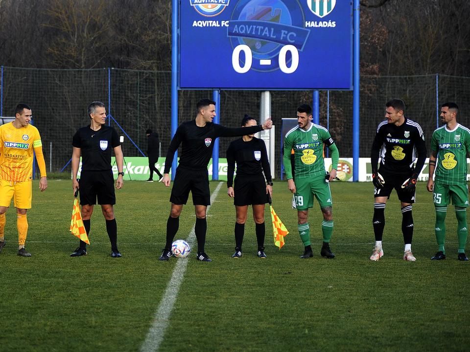 A kezdés előtt még mindkét csapatkapitány reménykedett a győzelemben (Fotó: Kricskovics Antal/Fejér Megyei Hírlap)