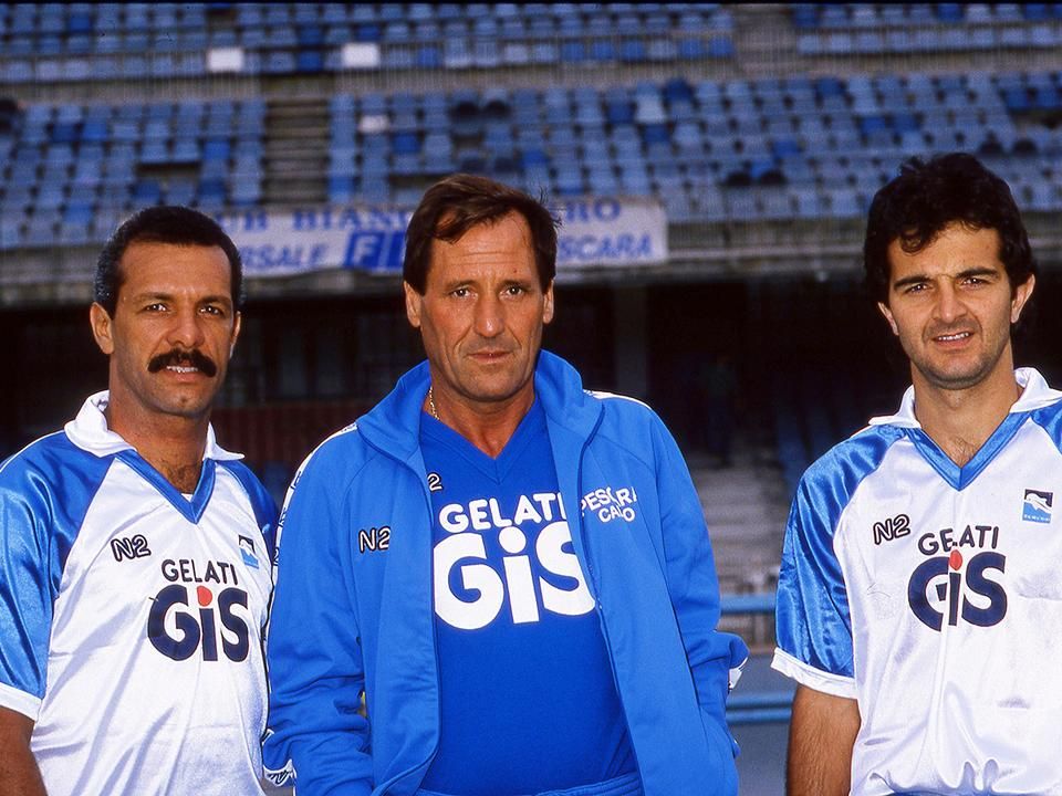 A kép közepén Giovanni Galeone, a Pescara korábbi edzője, Gasperini egyik legfőbb szakmai mentora (Fotó: Getty Images)