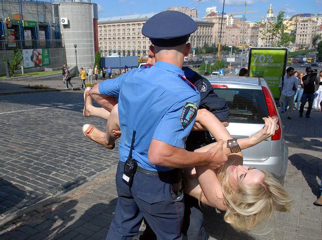 Mindenkit begyűjtöttek a kiérkező rendőrök (Fotó: femen.livejournal.com)