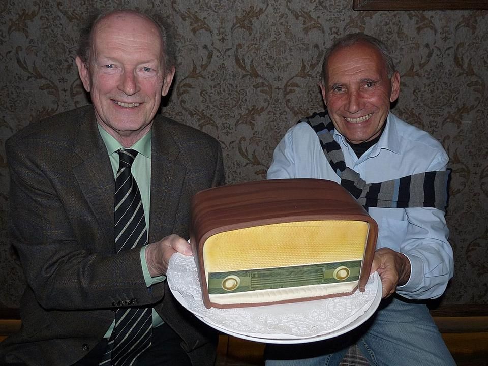 Novotny Zoltánt és Radnóti Lászlót öt évvel ezelőtt rádió alakú tortával köszöntötték a rádió sportszerkesztöségének egykori dolgozói     (Fotó: Lantos Gábor)