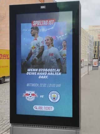 Szoboszlaival reklámozzák Lipcsében a Man. City elleni BL-meccset (Fotó: Nagy Zsolt)