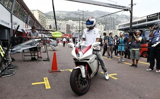 Lewis Hamilton két keréken is ment egy kört Monacóban (Fotó: Action Images)