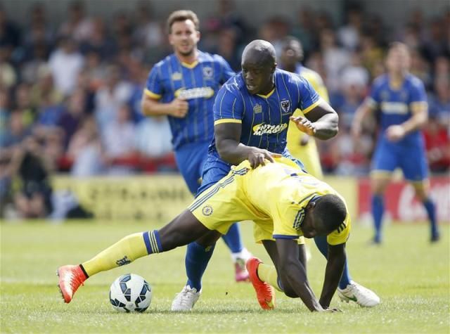 Adebayo Akinfenwa egyszerűen arrébb tette a tehetséges Chelsea-védőt (Fotó: Action Images)