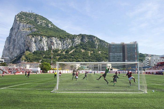 Az 1940-es években épült gibraltári Victoria Stadion (Fotó: theguardian.com)