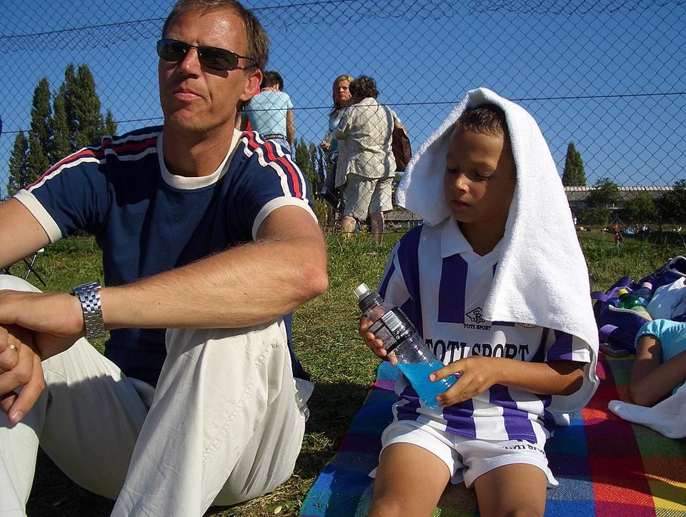 Apa és fia meccs után – az újpesti mezben pihenő Dani kezében kóla helyett izotóniás ital…