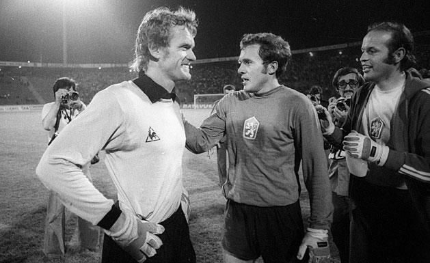 Csereként (jobbra) az 1976-os Eb-döntőben Sepp Maierral és Ivo Viktorral (Fotó: Imago)