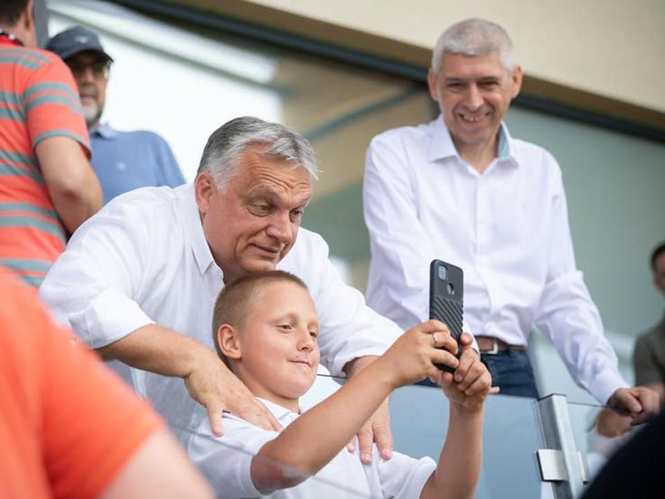 Orbán Viktor miniszterelnök örömmel vállalta a közös kép elkészítését a fiatal sportrajongóval, a háttérben Szondy Zoltán, a Székelyföld Labdarúgó Akadémia elnöke (Fotó: facebook.com/orbanviktor)