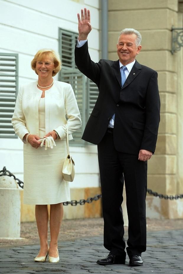 Feleségével, Makray Katalinnal már köztársasági elnökként (Fotó: MTI/Koszticsák Szilárd)