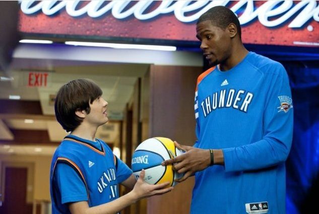 Taylor Gray és Kevin Durant a Thunderstruck egyik jelenetében (Forrás: imdb.com)