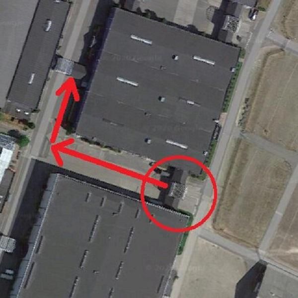 Az alsó épületben volt a labdás edzés, onnan kilépve a piros körön belül buszra szállnak a játékosok, és mennek egy sarkot a szomszéd épület bejáratáig (Forrás: sport.tv2.dk)