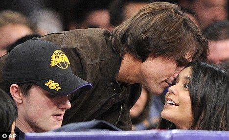 Tom Cruise is üdvözölte a színésznőt (Fotó: Daily Mail)