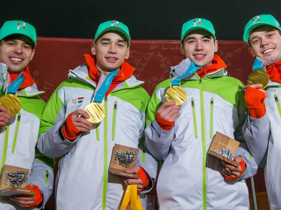 Balról Burján Csaba, Liu Shaolin Sándor, Liu Shaoang és Knoch Viktor Magyarország első téli olimpiai aranyérmével (Fotó: MOKSZ/DERENCSÉNYI ISTVÁN)