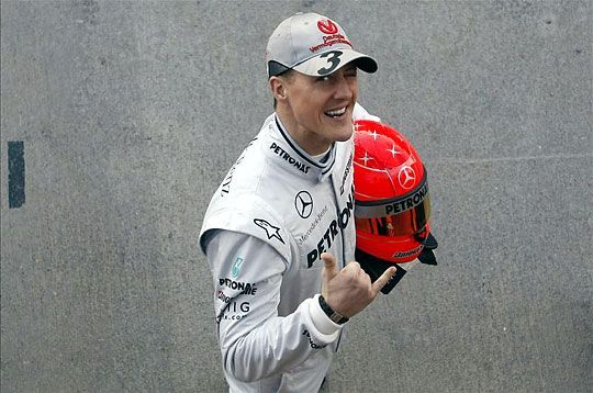 Schumacher a Mercedes-logóval az overallján és a sisakján