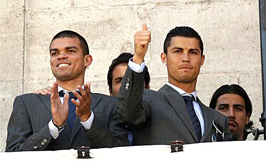Egy gólomat Pepének adták – mutatja Cristiano Ronaldo (jobbra, elöl) (Fotó: Reuters)