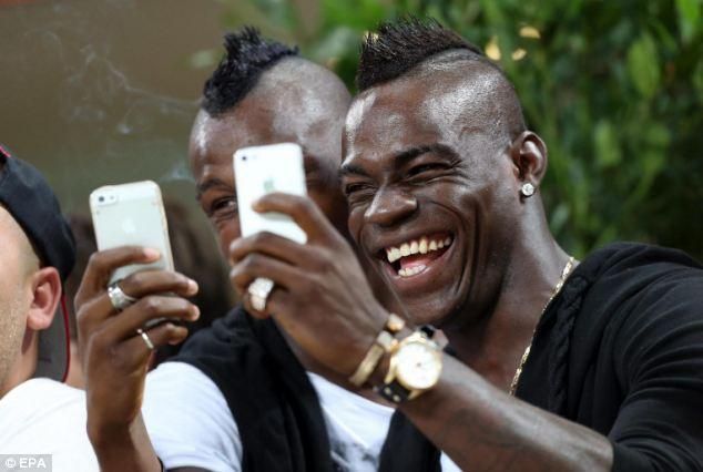 Mario és Enoch Balotelli remekül szórakozott (forrás: Daily Mail)
