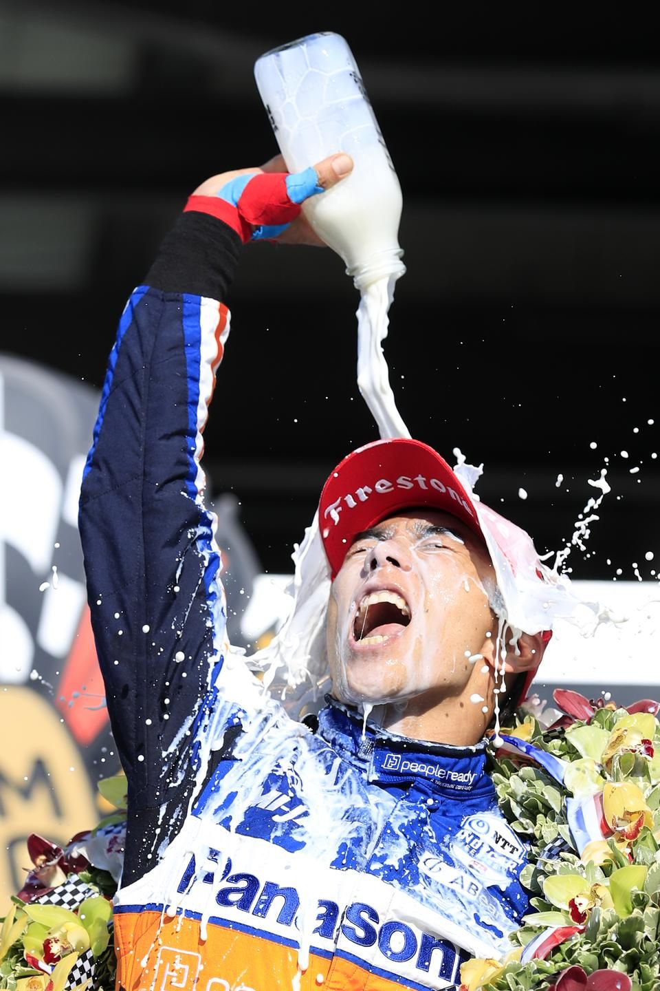 Szato Takuma és a legendás futam győztesének járó üveg tej (Fotó: Getty Images)