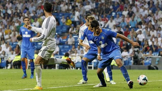 Cristiano Ronaldo legutóbb a Getafe védőit verte át sarokkal (Forrás: joe.ie)