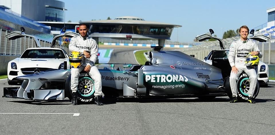 Hamilton 2013 elején új fejezetet nyitott: a Mercedes versenyzője lett – ismét együtt Nico Rosberggel