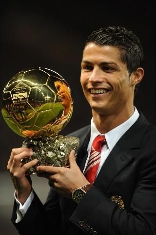 Cristiano Ronaldo első Aranylabdájával a kezében (Fotó: Getty Images)