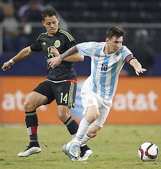 Javier Hernández és Lionel Messi (Fotó: Reuters)