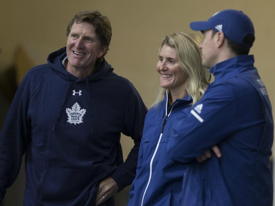 Mike Babcock vezetőedző és Hayley Wickenheiser igazgató egy szakmai húron pendül (Fotó: Toronto Sun)