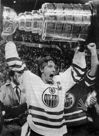 Wayne Gretzky, a Legnagyobb, 1984-ben ünnepelhette első
kupagyőzelmét, melyet azután másik három követett.