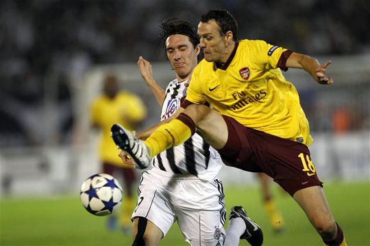Cléo és Squillaci küzdelme – végül a sárga mezes arsenalos örülhetett (Fotó: Reuters)