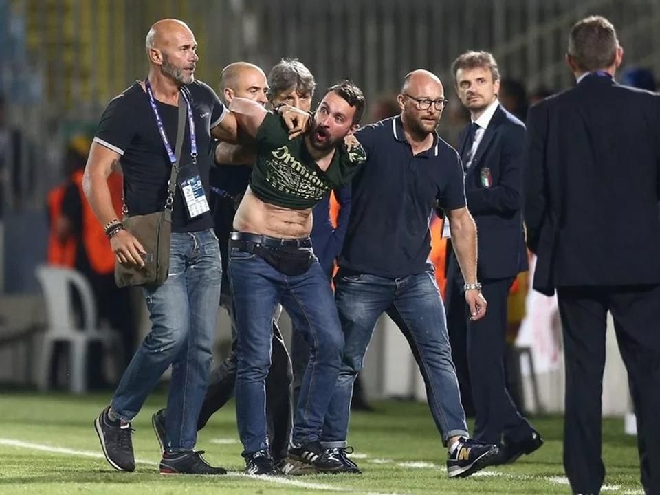 A verekedő férfit a rendezők vezették ki a stadionból (Fotó: telekomsport.ro)