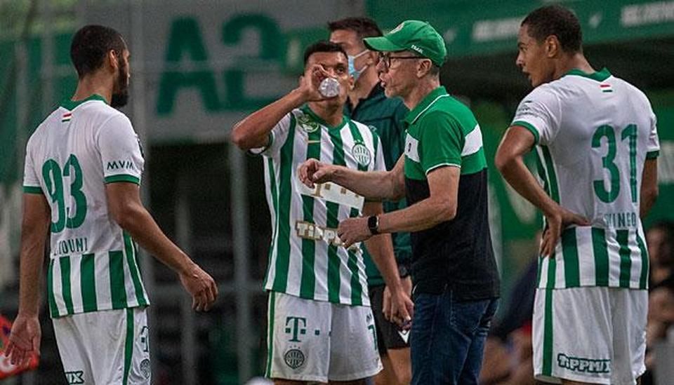 Peter Stöger draws his players' attention to every detail before each Ferencváros match (Photo: Miklós Szabó)