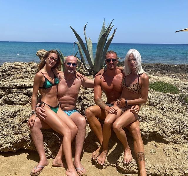 Együtt nyaral a Rossi család: balról Gaia, Marco, Simone és Mariella