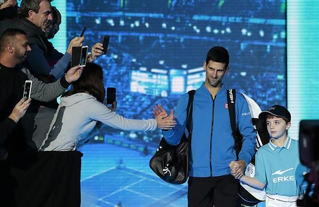 Novak Djokovics a mérkőzés után is vidáman pacsizhatott (Fotó: Reuters)