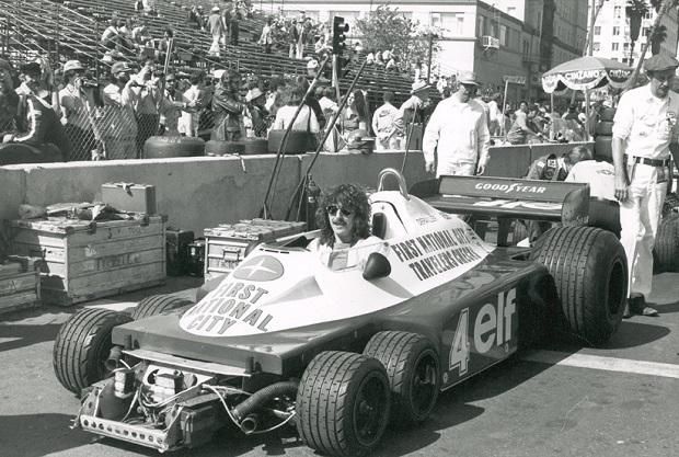 A hatkerekű Tyrrellbe csak beleült, a Surtees TS19-est viszont vezette is