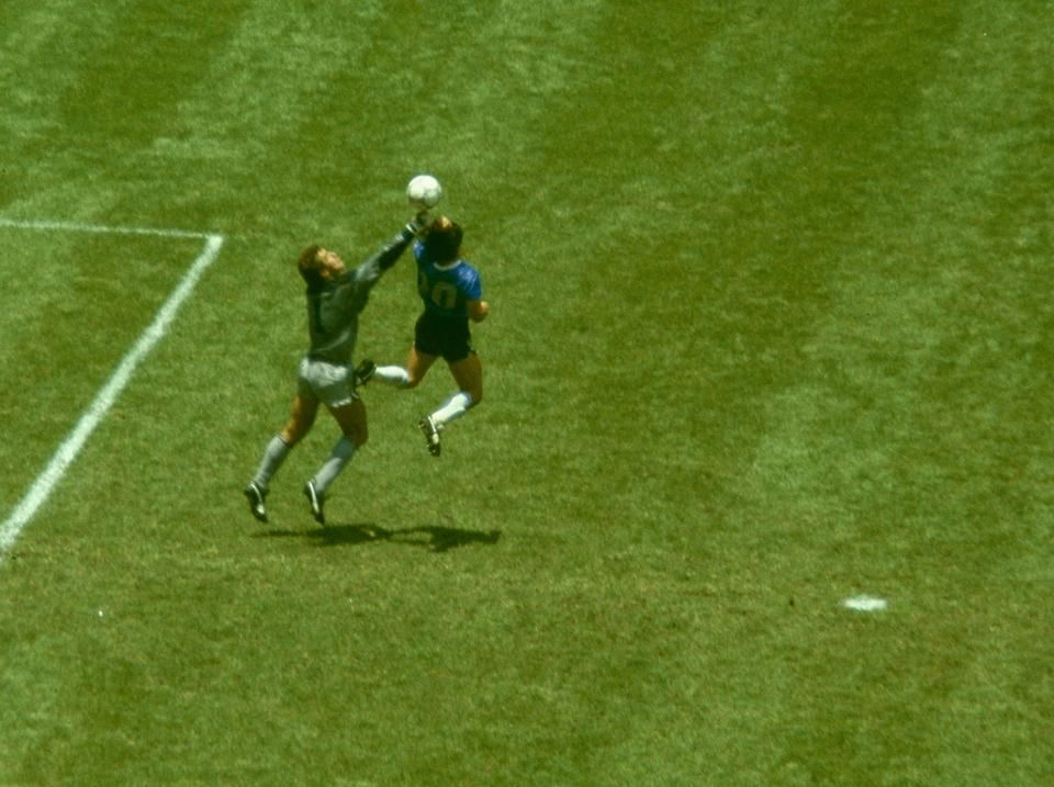 Peter Shilton és Diego Maradona az 1986-os vb-n lejátszott Argentína–Anglia (2–1) negyeddöntőben