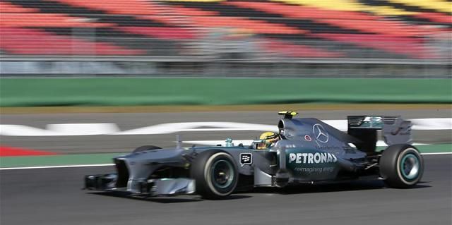 Lewis Hamilton a közepesen kemény és a szuperlágy gumikon is a leggyorsabb pénteken Dél-Koreában (Fotók: Reuters)