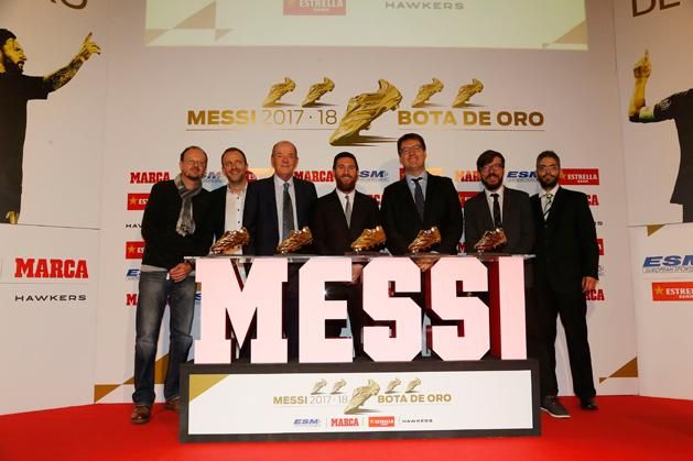 Messi az újságírók gyűrűjében (jobbra Smahulya Ádám, a Nemzeti Sport munkatársa)