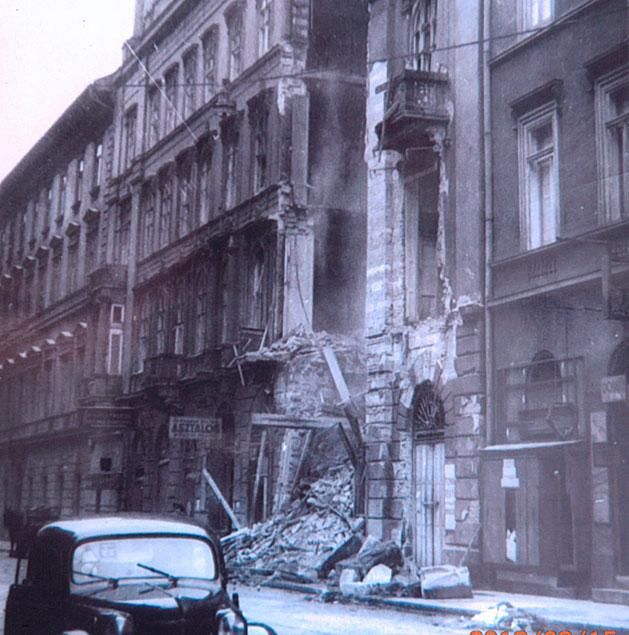 A Földváry-bérházat 1944 nyarán bombatalálat érte. A világháború alatt Mária édesanyja zsidó asszonyokat és gyermekeket bújtatott az Október 6. (akkor Teleki Pál) utca 5. szám alatti épületben