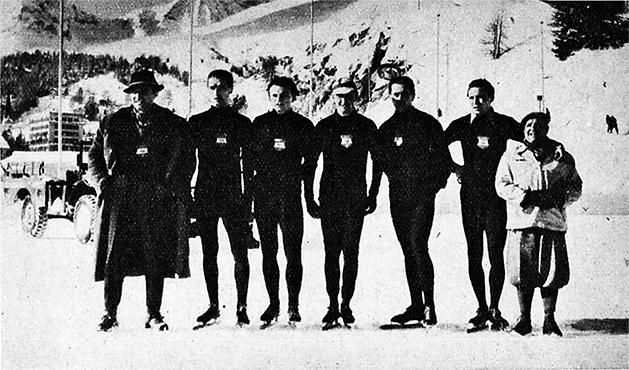 A Sankt Moritz-i téli olimpián jégre lépő magyar gyorskorcsolyázók, jobbról a második Ruttkai Iván, a bal szélen Kimmerling József (Fotó: Képes Sportlap)