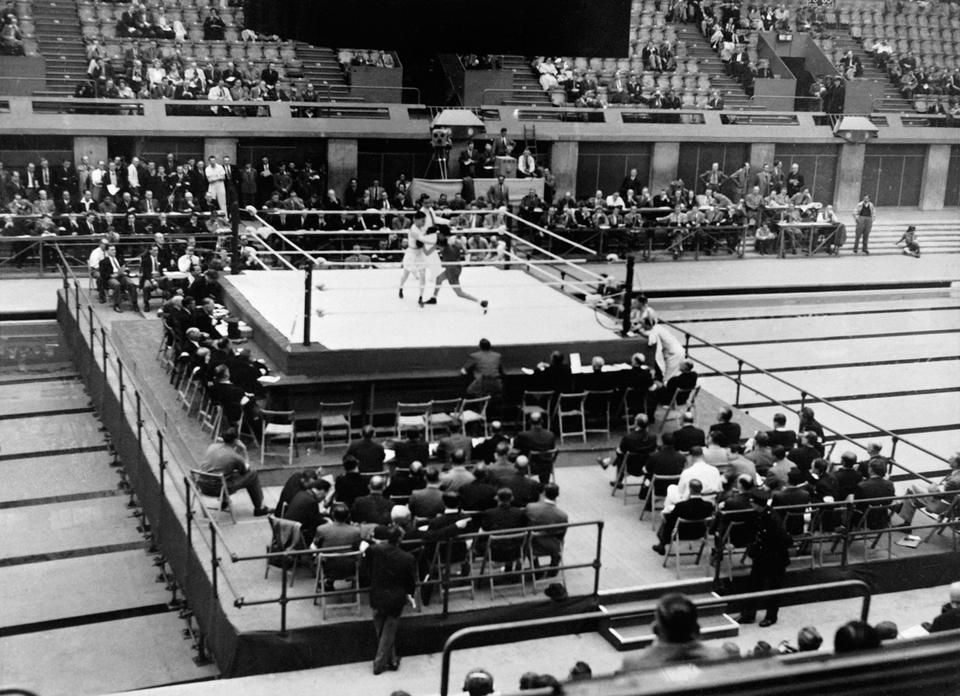 Az uszoda közepére emelték a ringet az 1948-as londoni olimpián (Fotó: AFP)