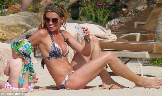 Abbey Clancy és lánya, Sophia Ruby (Fotó: Daily Mail)