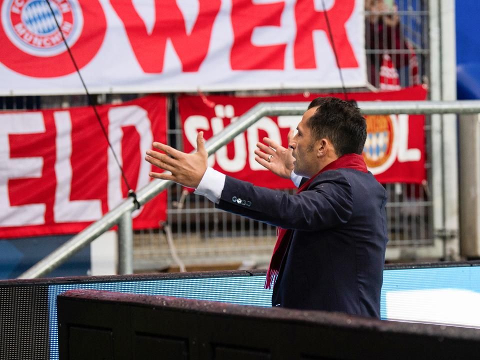 A klublegenda és sportigazgató Hasan Salihamidzic is próbálta meggyőzni a drukkereket, vegyék le a feliratot (Fotó: AFP)