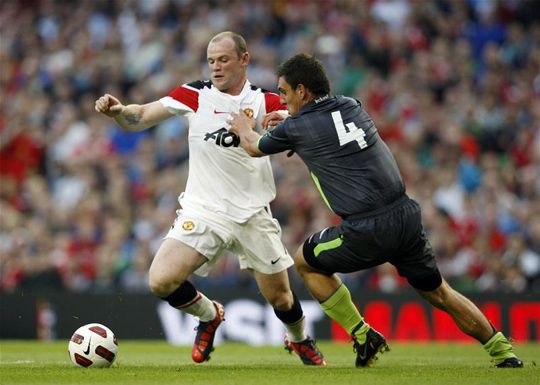 Rooney (balra) az első gólnál elképesztőt hibázó Peers mellett (Fotó: Reuters)