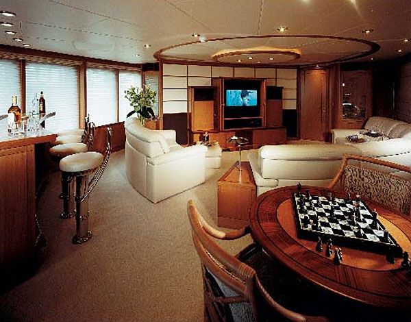 A jacht nappalija (Forrás: powerandmotoryacht.com)
