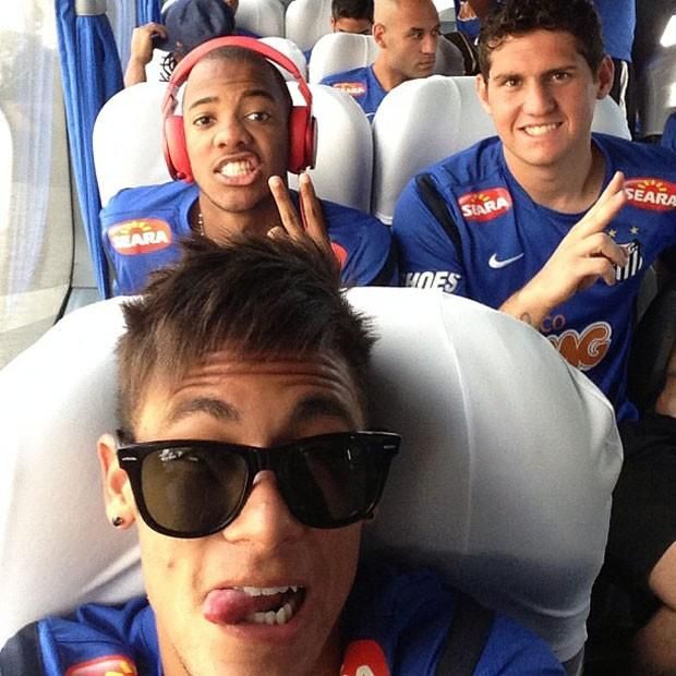 Ehhez képest az a szomorú valóság, hogy Neymar utána így utazott a buszon (forrás: estadiovip.com)